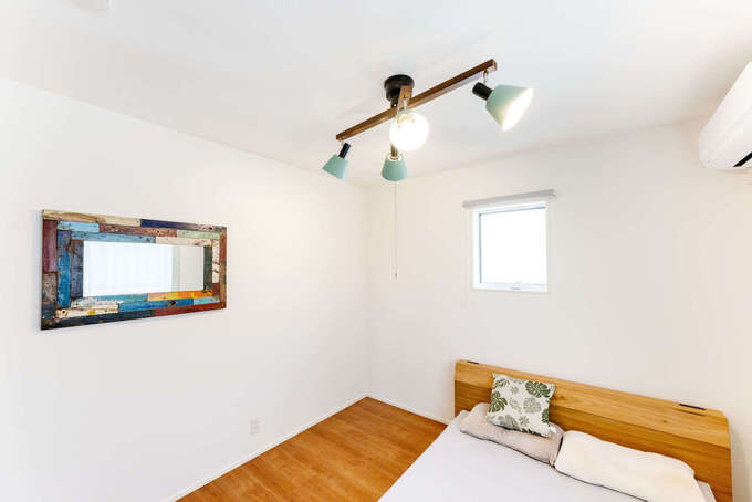 小物もとてもおしゃれな寝室