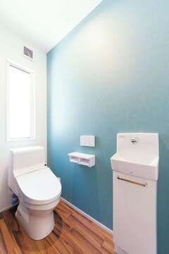 トイレは階段のすぐ隣。キッチンから近くて、子どものお世話をしやすい