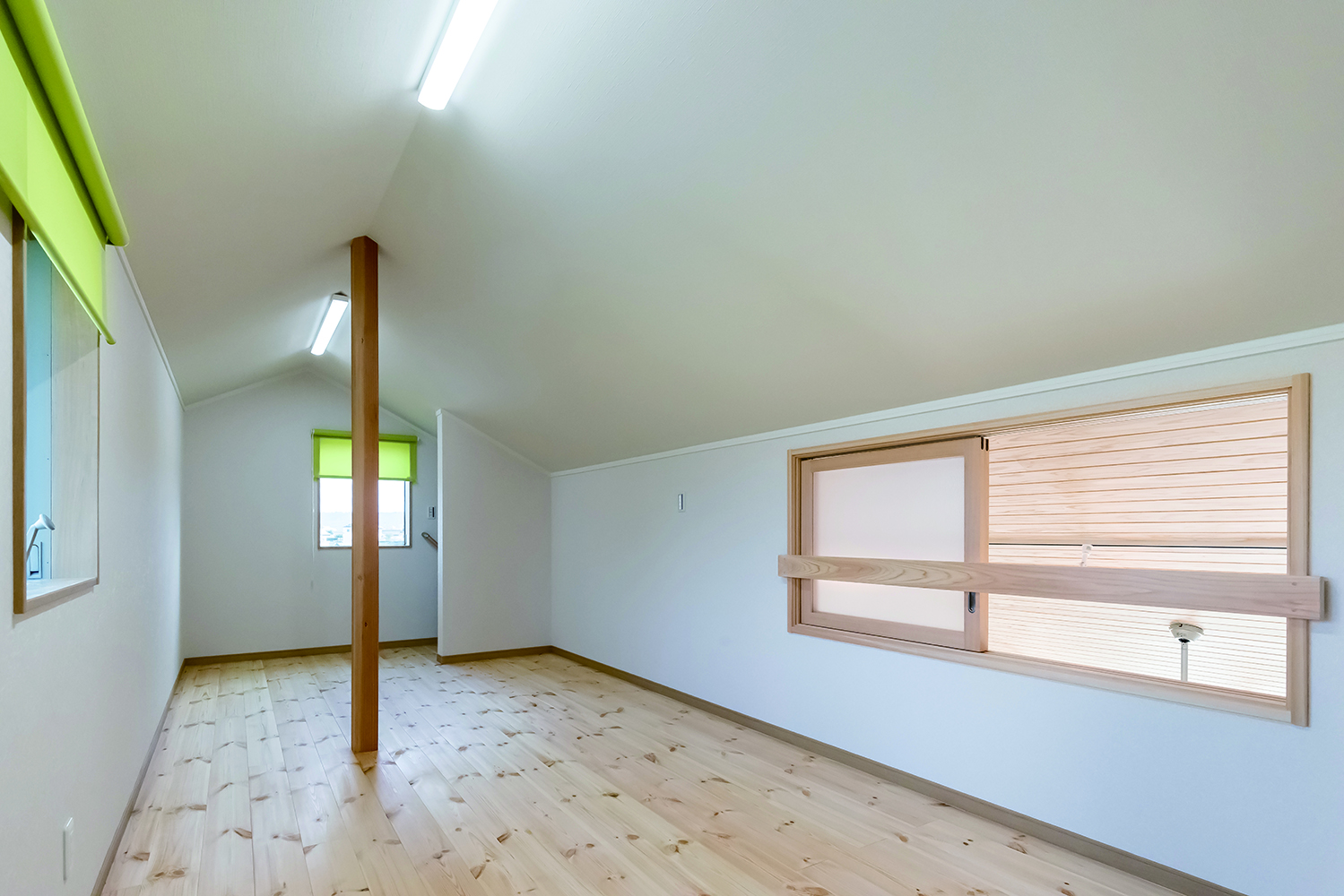 住まいるコーポレーション【自然素材、省エネ、平屋】三方向に窓を設けた小屋裏スペース。内窓からリビングを見下ろして家族と会話することもできる