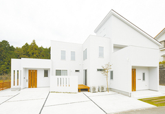 二世帯を横につなげたため横に広い形の建物に。オリジナルの形状が目を引く