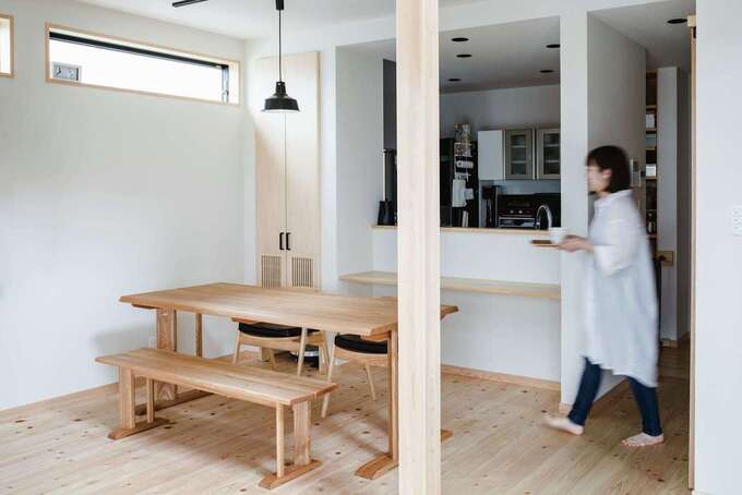 フジモクの家（富士木材）｜家具や照明は空間にあわせて。奥の収納にはDVDプレイヤーなどの機器がまとめられている