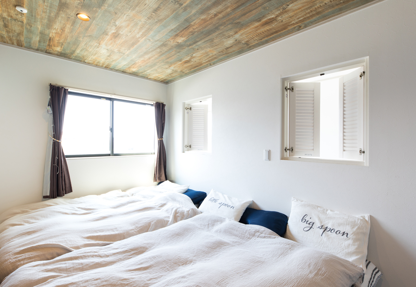 東海ハウス【1000万円台、屋上バルコニー、間取り】吹き抜けを見下ろせるルーバー窓は『東海ハウス』からの提案。天井は木目調でシックに