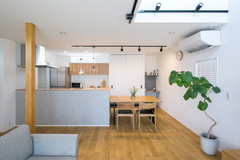 キッチンからはリビングが一望。
リビング角にはスタディスペースを設けた。