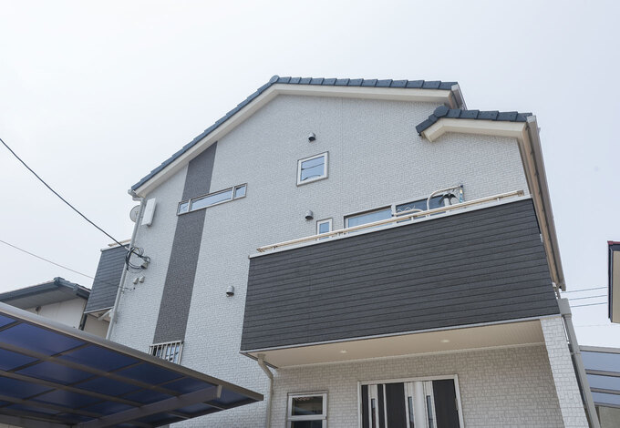 ２階建てよりも少し高いスキップフロアのお家の外観。バルコニーも各層に設けられている