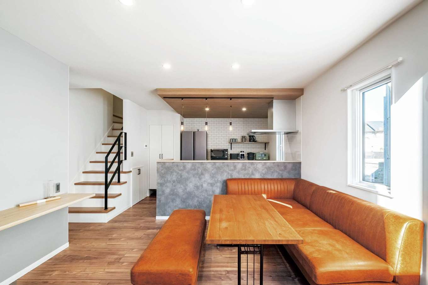 アフターホーム【1000万円台、デザイン住宅、間取り】キッチンから目が届く位置にリビング階段とスタディコーナーを。パントリーの下にはルンバ基地を設けた