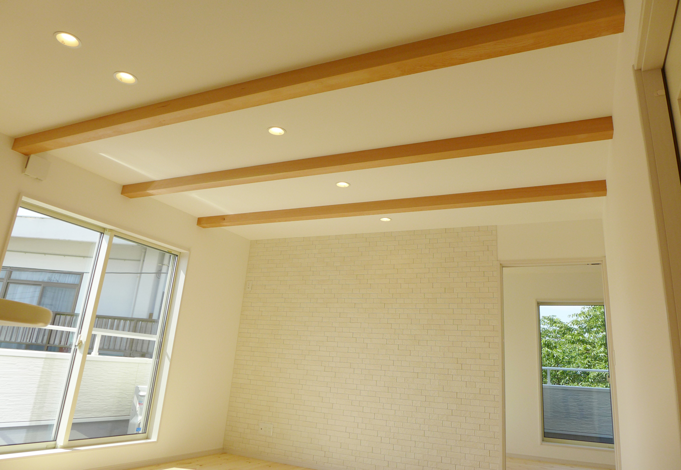 建築システム（狭小住宅専門店）【収納力、二世帯住宅、間取り】LDKの天井の木目の美しい化粧梁が空間を演出