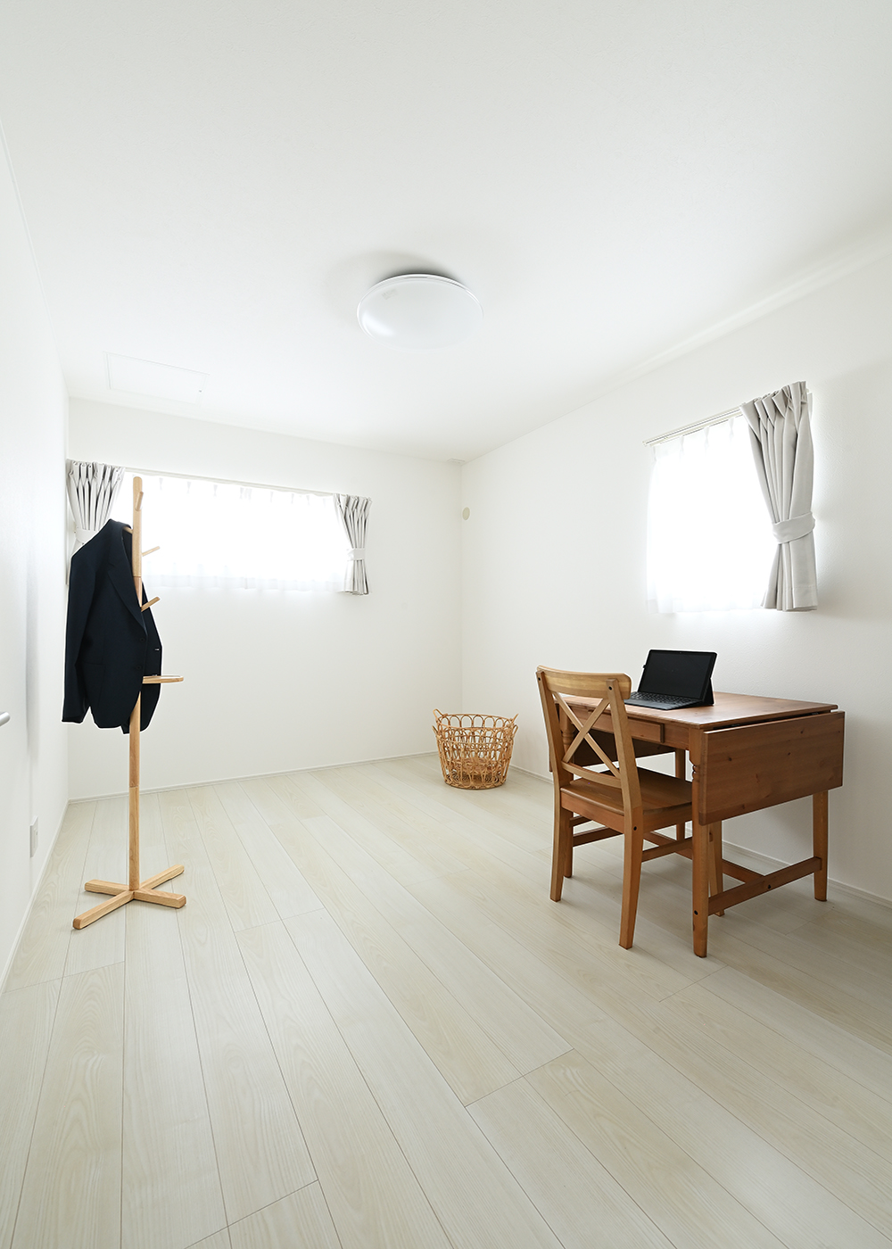 ナイスホーム【デザイン住宅、間取り】どんな家具を置いても馴染むよう、ホワイトカラーで統一した居室