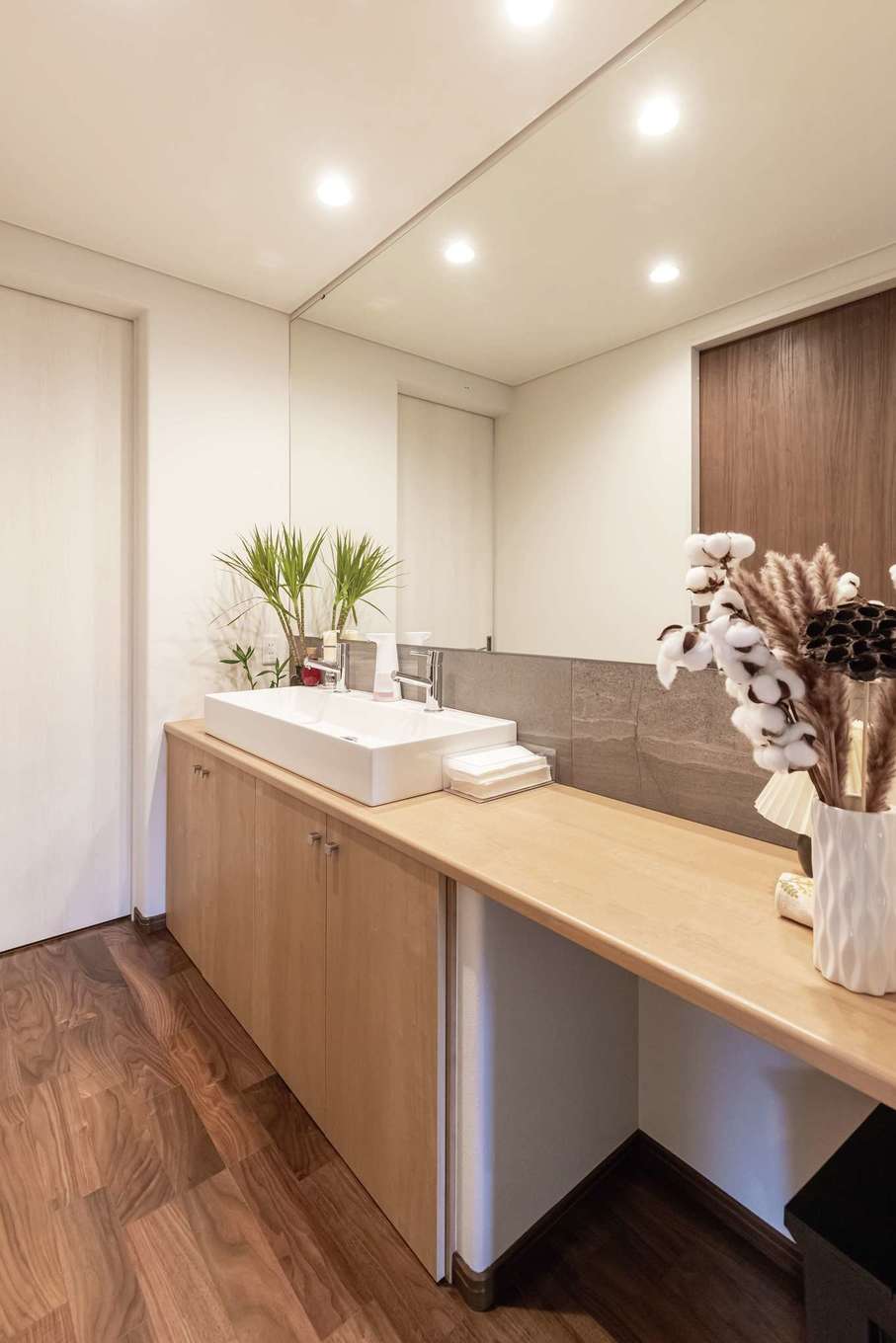 住宅工房 アリアンス【デザイン住宅、省エネ、間取り】2WAYの洗面コーナー。女子率が高いので、2つの水栓と大きな鏡を特注した