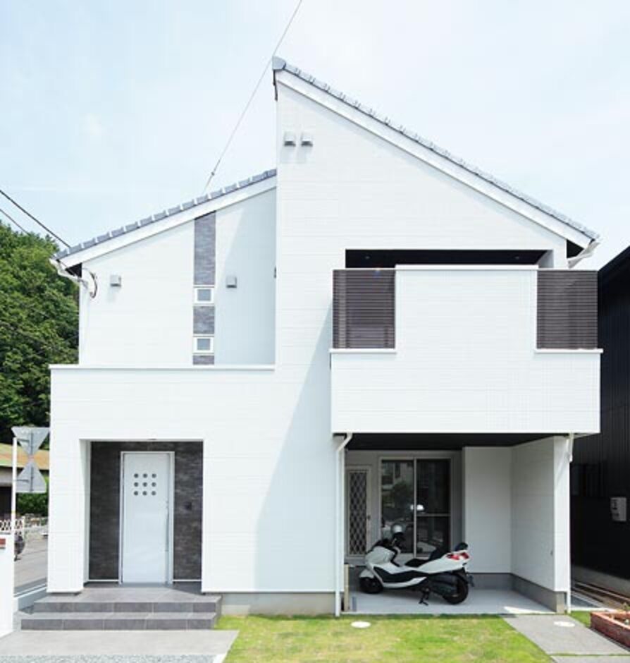 シンプルな白い外壁は細かな模様が入り、納得オリジナルタイルでアクセントを入れバランス良く