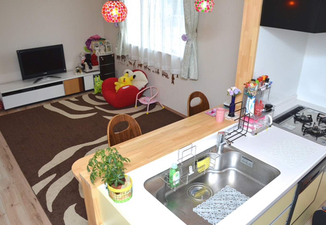 建築システム（狭小住宅専門店）【1000万円台、二世帯住宅、狭小住宅】カウンター前の小さなニッチや奥様こだわりの照明でかわいらしいLDKに仕上がった