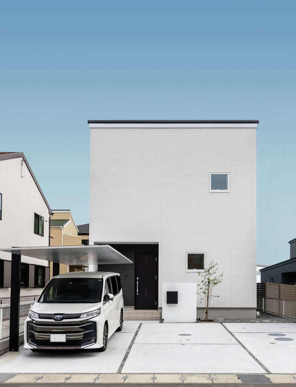 JUST LUCKY HOUSE（山田工務店）【1000万円台、デザイン住宅、間取り】余計な装飾をそぎ落とし、シンプル・イズ・ベストを追求した外観デザイン。デザイン優先でプランニングしてもらい、北面道路に面した窓は極力少なくした。洗練されたカーポートもおしゃれでかっこいい