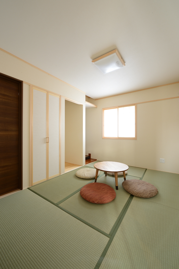 Yamaguchi Design 【収納力、二世帯住宅、間取り】床の間、仏間を備えた6畳の和室は、親世帯からも子世帯からもアクセス可能。ゲストが泊まりに来たときの寝室としても使える