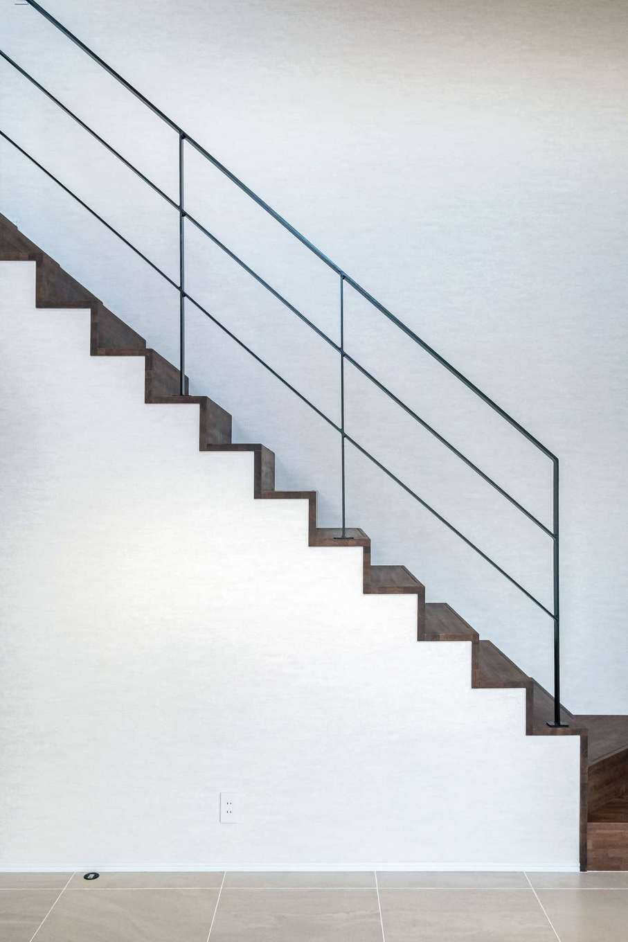 -delphi- デルフィ（藤井建築事務所） 【デザイン住宅、建築家、インテリア】緊張感のあるアイアンの細い手すりと、木の踏み板のコントラストが美しいリビング階段