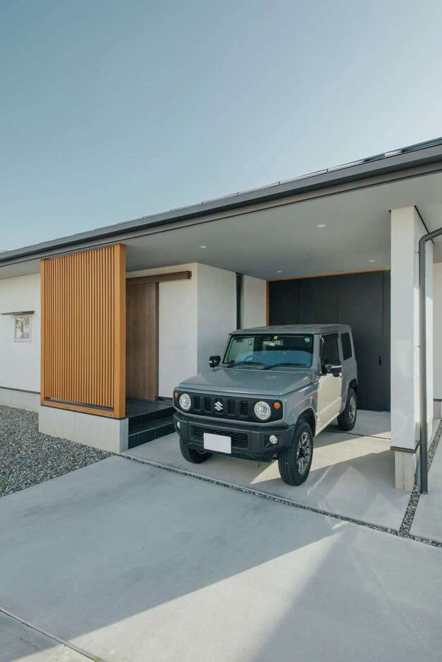 ご主人念願のビルトインガレージ。「雨にぬれずに行き来できて、本当に便利です」と奥さま