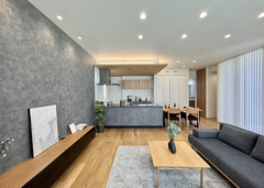 リビングには中庭テラス側からも光が入る