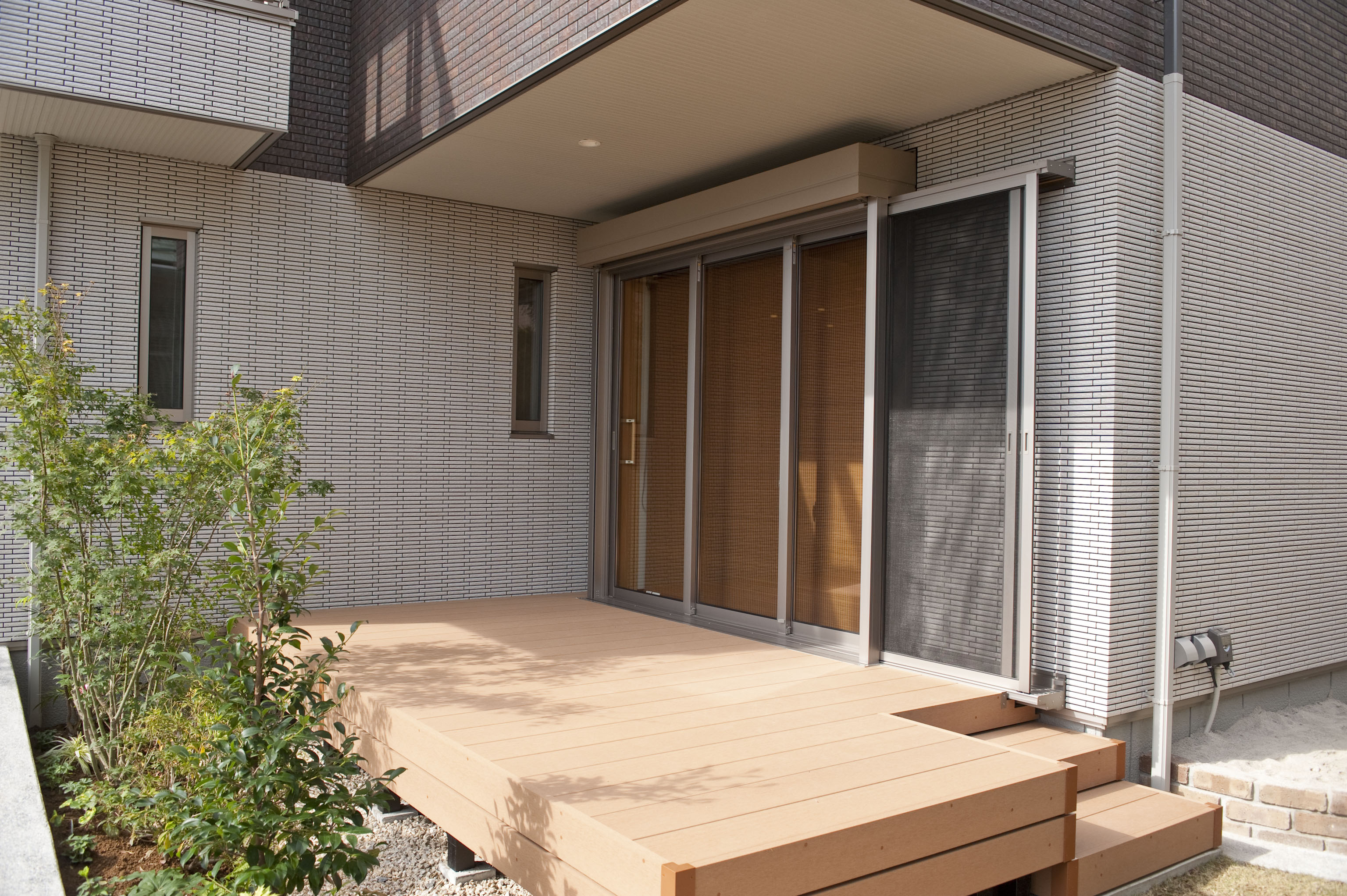 パナホーム山梨（パナソニックホームズ）【甲府市上石田4-12-1・モデルハウス】和室前のテラス。しっかりとした構造計算に基づきながら、柱のないオーバーハングで開放的な空間に