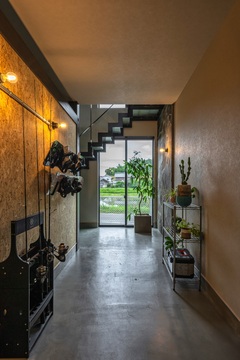 視線の抜けが抜群の土間空間。 周辺の景色を活かして抜けをつくることで、空間をより広く見せている。