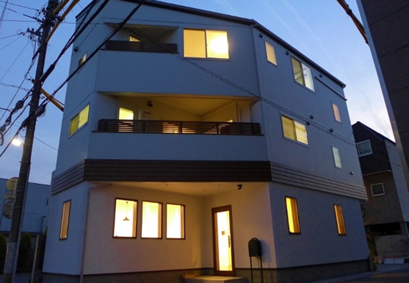 建築システム（狭小住宅専門店）【デザイン住宅、二世帯住宅、狭小住宅】建物は土地の約半分くらいの１６．５坪×３階建て。幅は５．７ｍと狭くても、奥行きがあるので外観はこんなに迫力が出せる