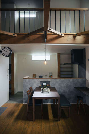 家族のつながりを感じる吹き抜け空間。あえてシンプルにまとめた照明が大人な雰囲気を演出