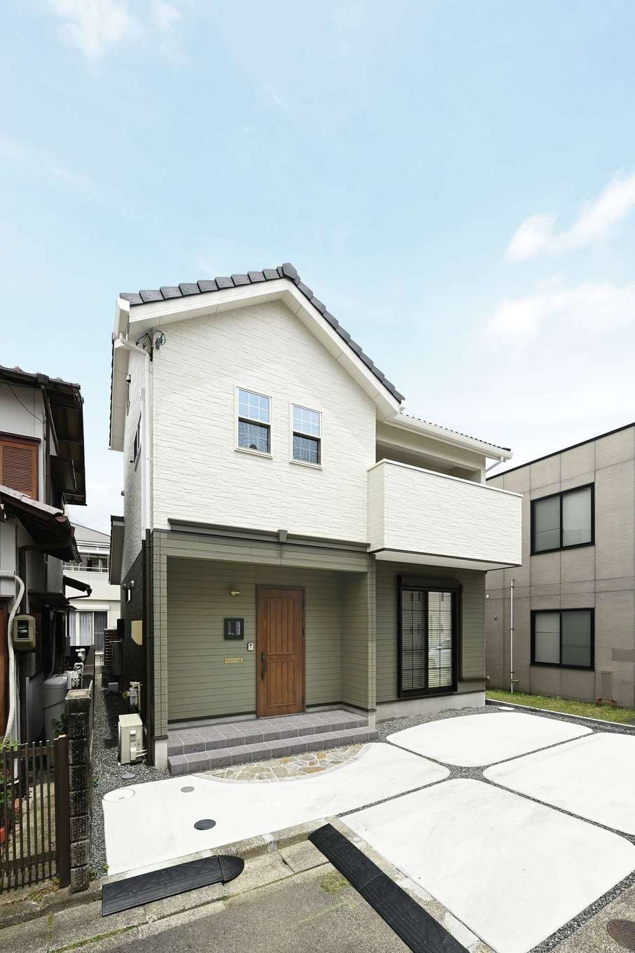 ハートホーム【デザイン住宅、子育て、輸入住宅】ふたつの切妻屋根を組み合わせたような外観。壁の色もインテリアと合わせてシックなツートンカラーで。格子の入った窓がかわいい