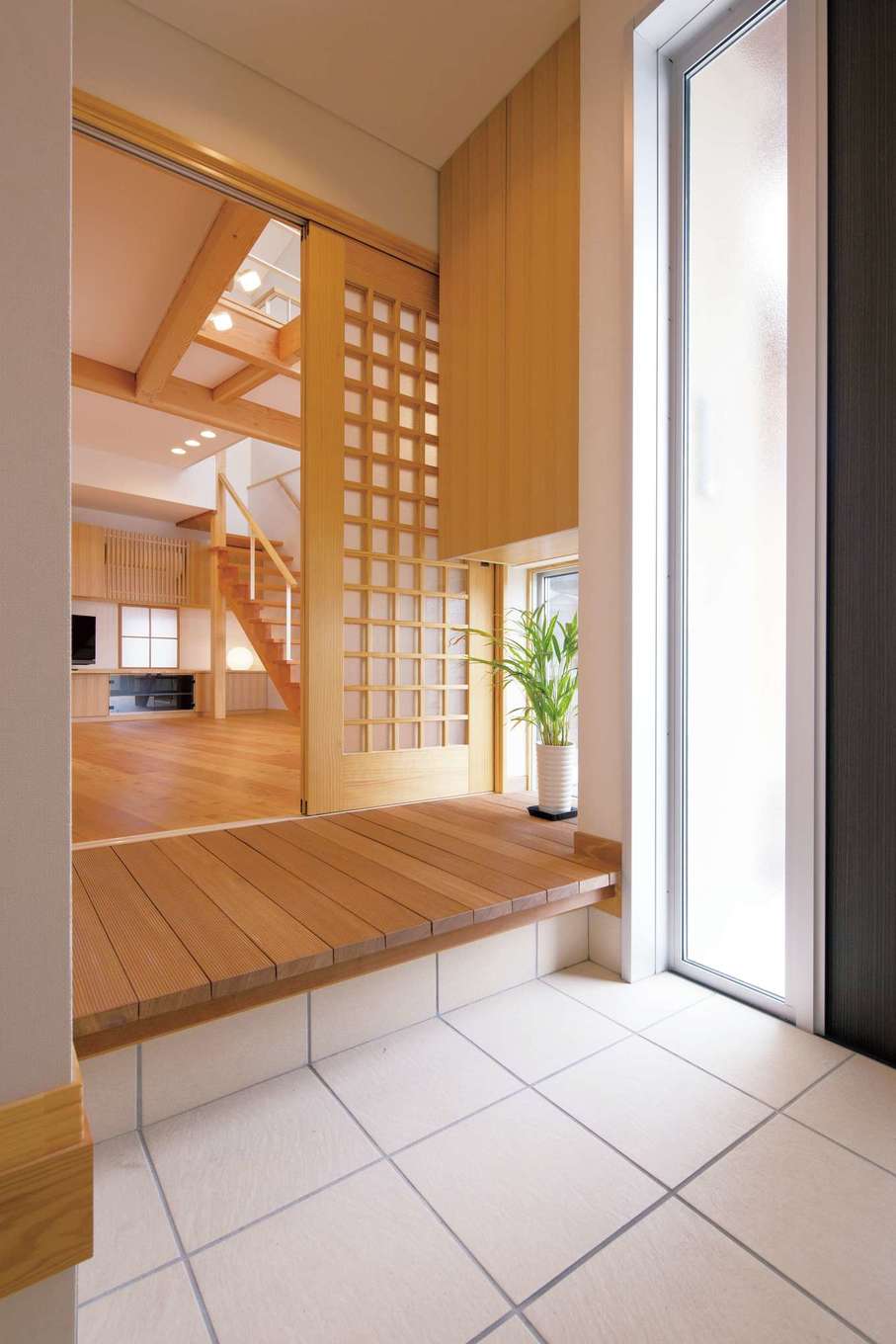 丸洋建設 ハウスオブハウス【自然素材、間取り、デザイン住宅】視線が遠くに抜ける土間玄関