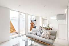 ハイタイプの窓から自然光が降り注ぐLDKは真っ白で洗練された空間。中庭に面しているため、開放感たっぷり