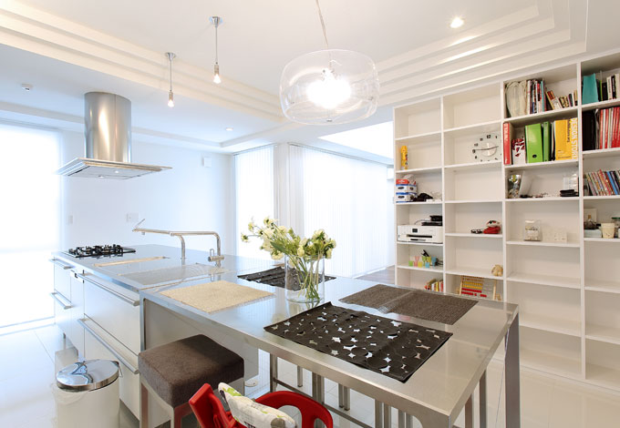 丸昇彦坂建設【デザイン住宅、間取り、ガレージ】折上天井でシンプルな白の空間に変化をつけたダイニング。リビングとの間に収納壁の仕切りを設けることで、それぞれの空間に落ち着きと機能性をもたらした