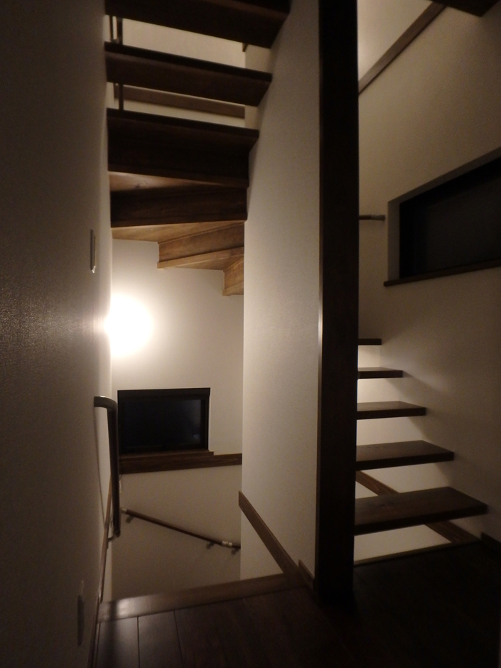 TDホーム静岡西 ウエストンホームズ【デザイン住宅、自然素材、間取り】階段はスケルトン階段を螺旋状に。照明の光が階段全体にこぼれる