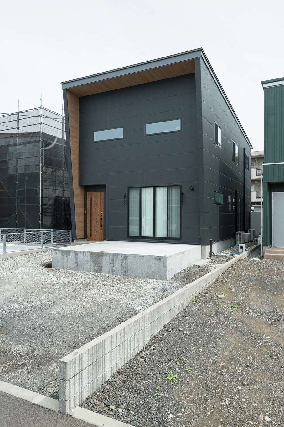 甲静ハウジング【デザイン住宅、趣味、間取り】シンメトリーな横長窓と前面の張り出しがアクセントに。タイルデッキも製作予定