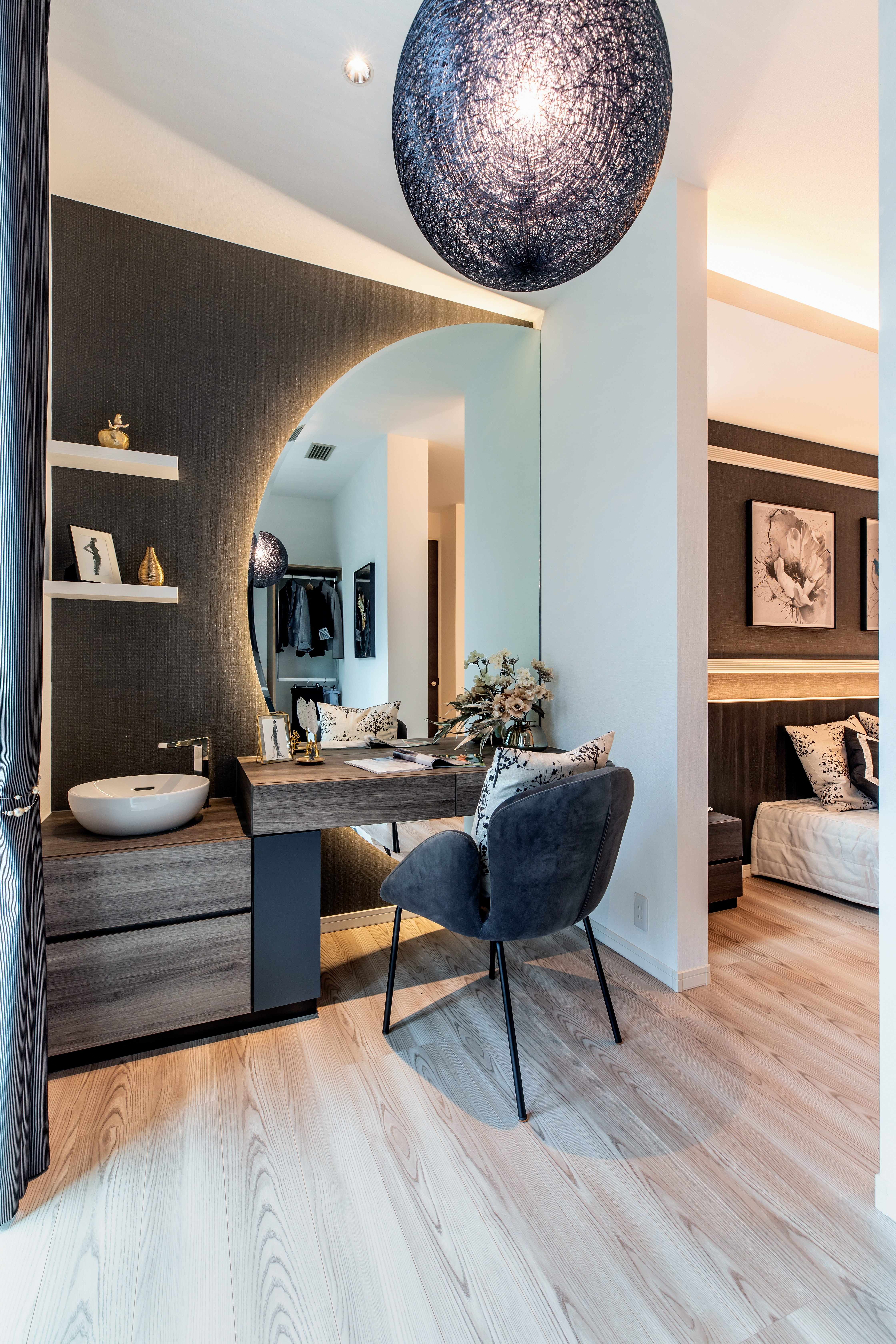 コンチネンタルホーム｜おしゃれなデザインのフリースペース。丸い鏡とシックな照明がアクセントとなり、使いやすさとスタイリッシュさを兼ね備えている。