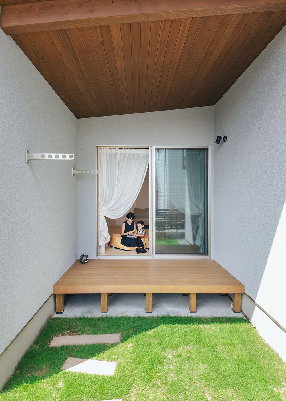 フジモクの家（富士木材）【子育て、自然素材、平屋】深い軒が雨や夏の日差しを遮ってくれる