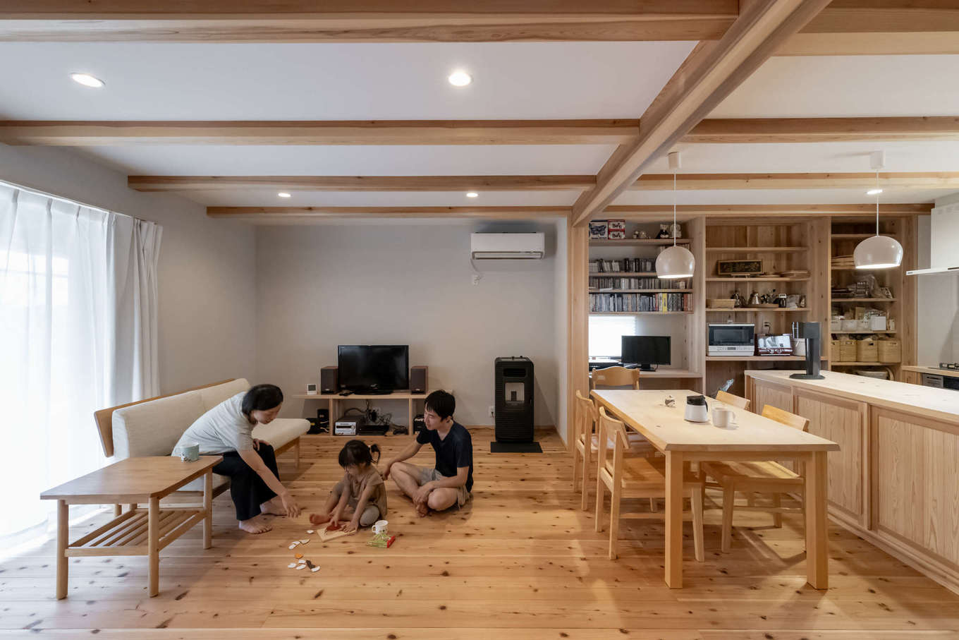 有吉住宅【収納力、自然素材、間取り】新城で伐採されたスギやヒノキ、高千穂シラスなどの自然素材でつくり上げたS邸。メンテナンスに手間がかかる薪ストーブの代わりに取り入れたペレットストーブも自慢