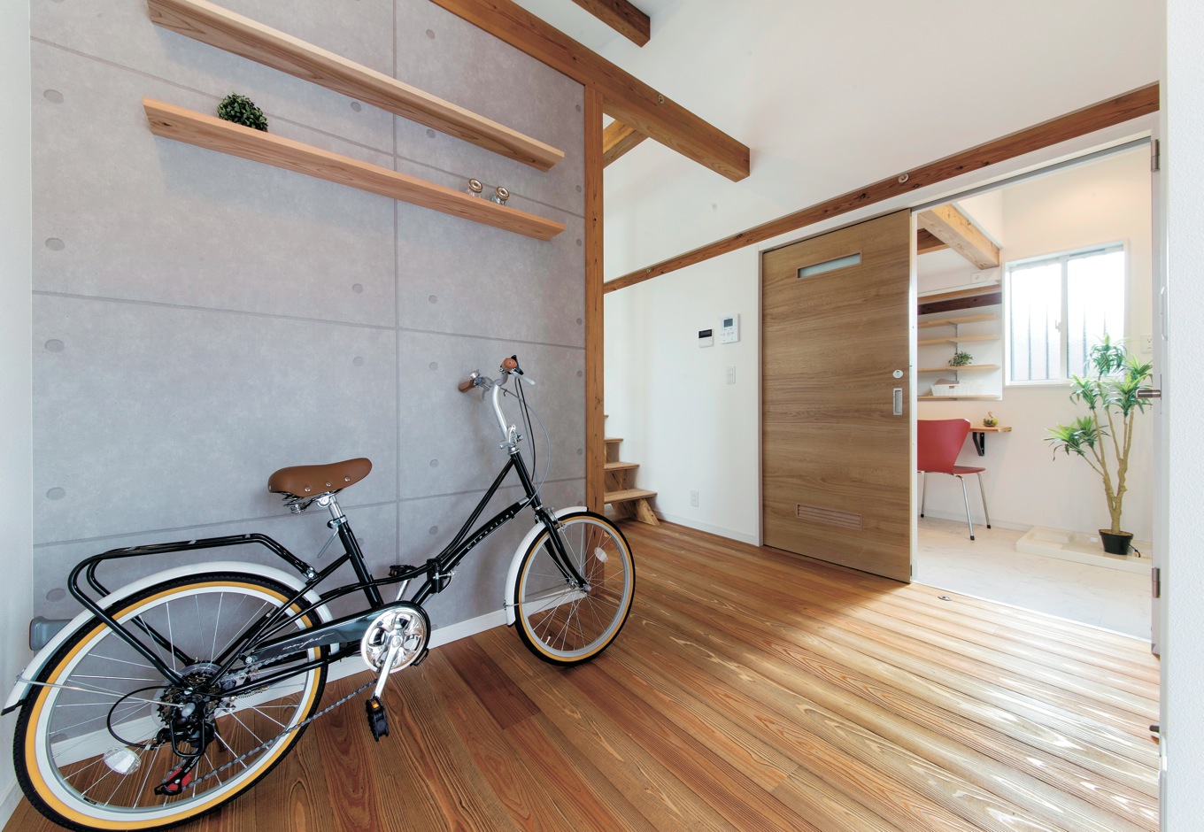 住たくeco工房【1000万円台、自然素材、平屋】入った瞬間から勾配天井が始まるので、玄関もこんなに開放的。見せる収 納も実現した。正面奥がサニタリー、左へ進むとLDK