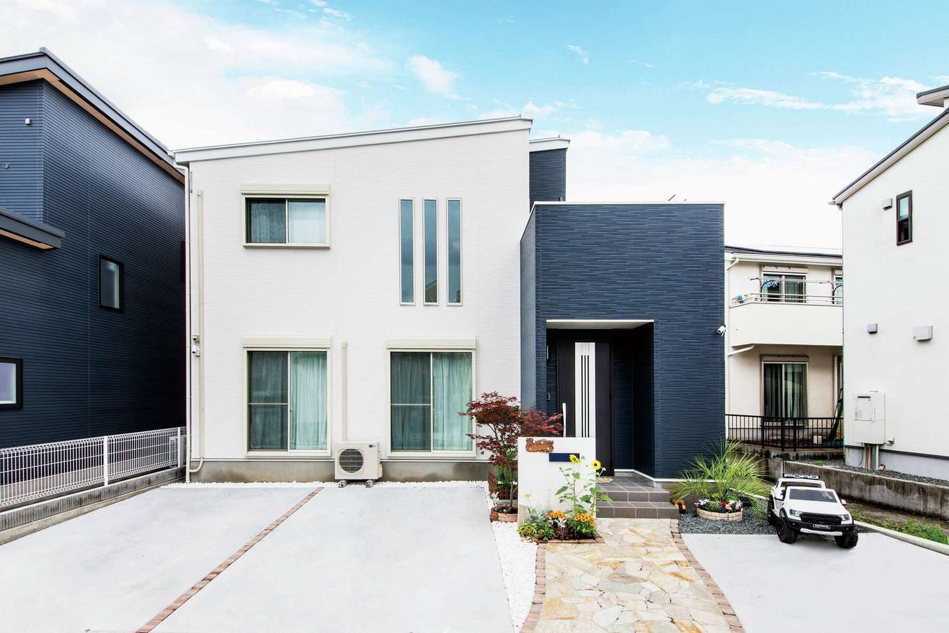 アフターホーム【1000万円台、デザイン住宅、子育て】白とネイビーのコントラストが美しい片流れの外観。エクステリアもおしゃれで、防犯も充実