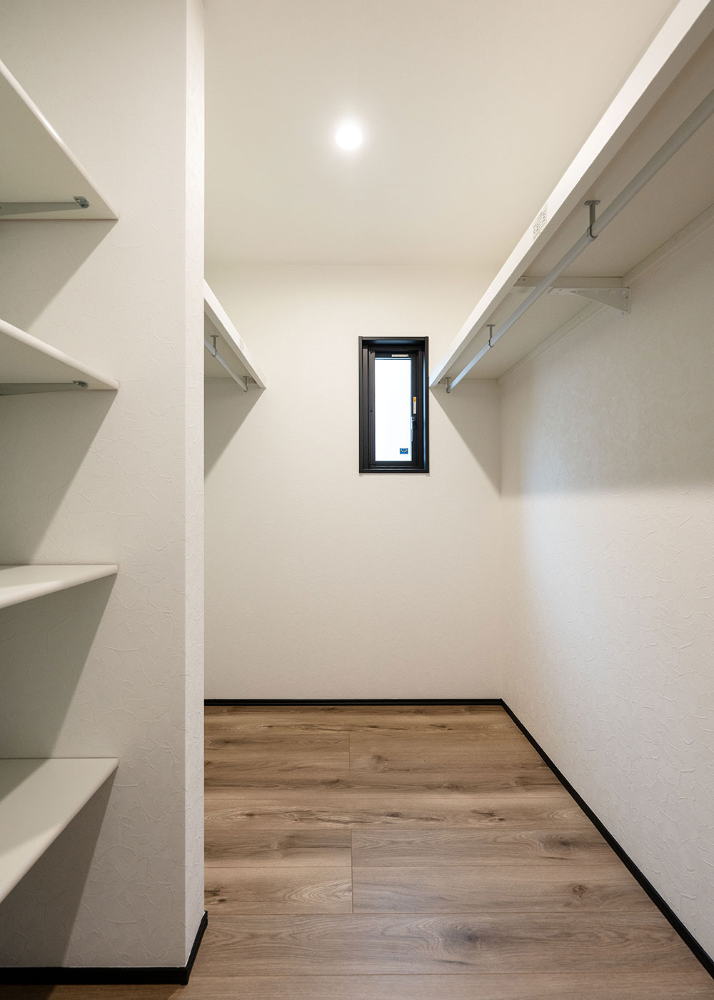irohaco （アヴァンス）【デザイン住宅、間取り、ガレージ】主寝室のウォークインクローゼット
