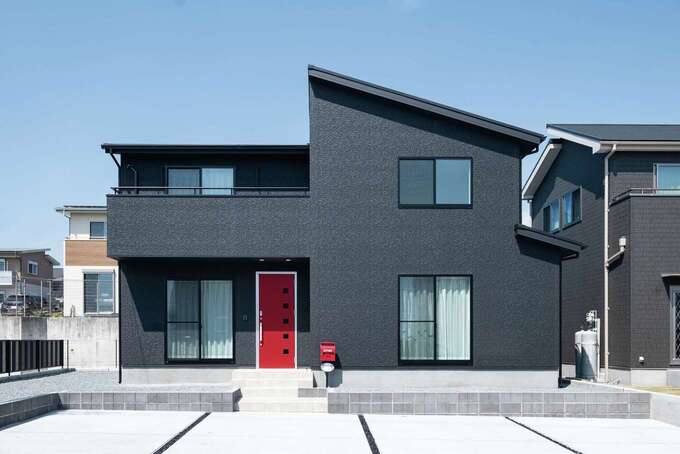 ＩＤＫ 住まいの発見館｜分譲地の一番奥の立地。洗練された表情と赤いドアが目を引く