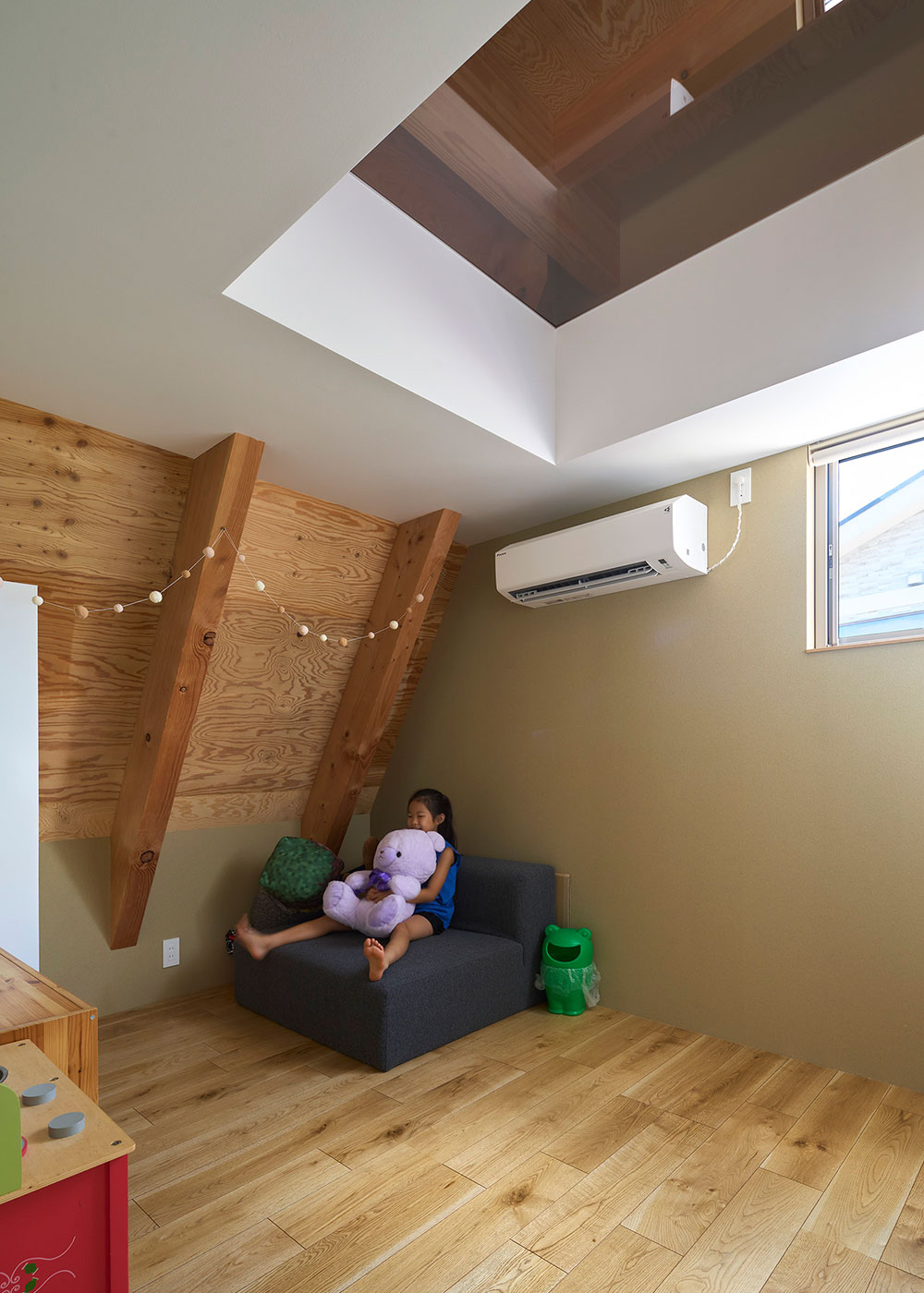 MABUCHI【デザイン住宅、間取り、建築家】子供部屋の天井にアクリル板を使い、部屋の開放感を演出