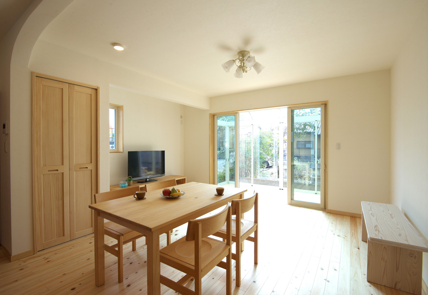 ワイズホーム｜8畳の和室から洋室に生まれ変わったリビングスペース。キッチンも含めたＬＤＫ全体には、床暖房が採用された