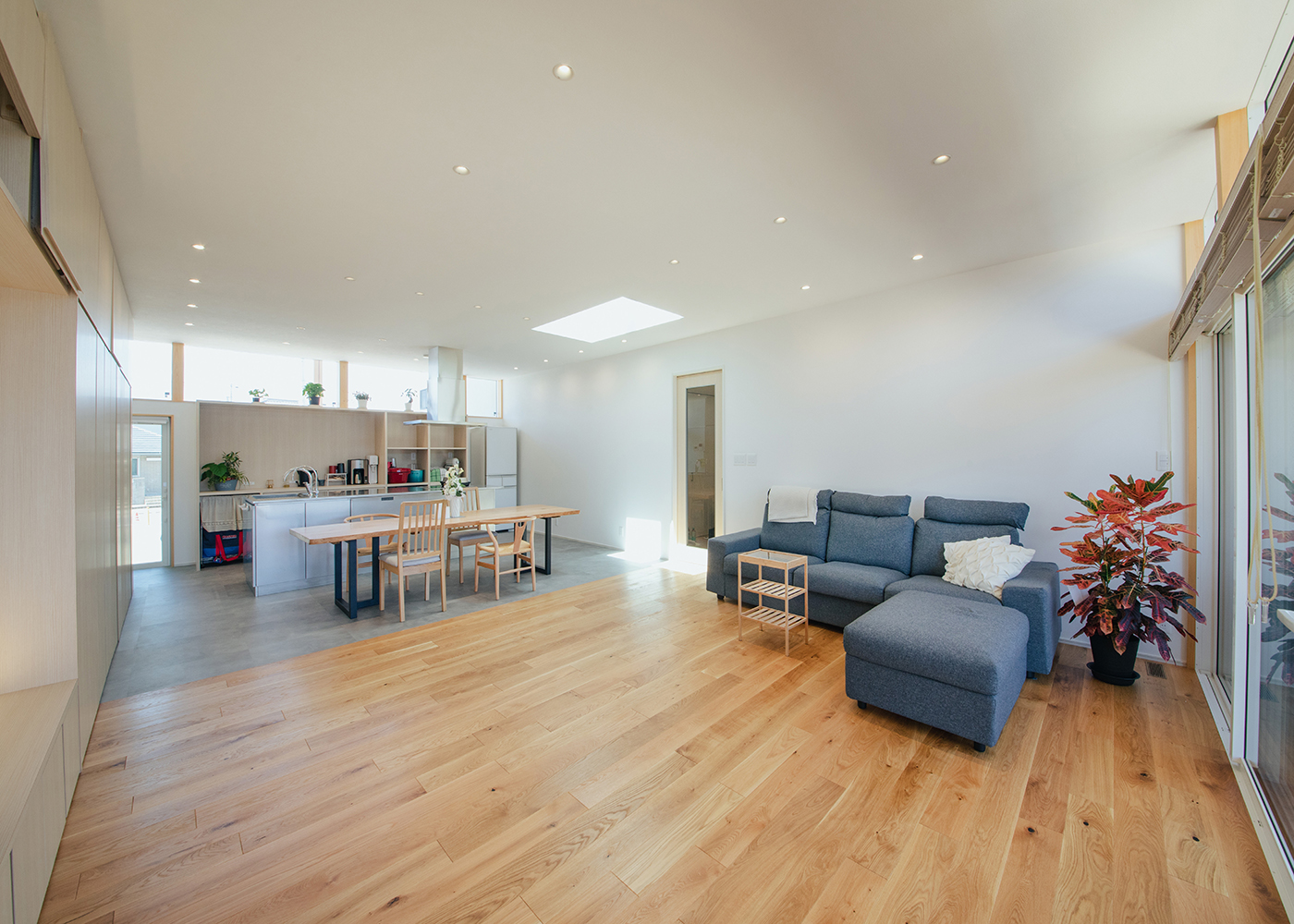 小幡建設【デザイン住宅、収納力、趣味】30畳の大空間LDK。天井を一般住宅よりも30cm高くして、さらに柱と梁を見せないことで、木造住宅とは思えないほどの開放感を実現。南北の窓のとり方に建築家ならではの採光と通風のセンスが光る