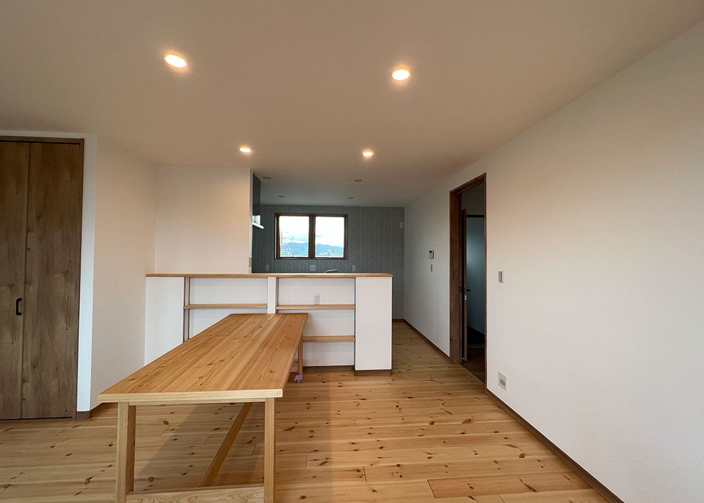 瀧建設 一級建築士事務所｜将来の宿題にもピッタリなカウンターから遊具が置かれたリビングスペースまで、キッチンに立つ奥さまのもとには家族の声と気配が届く。キッチンカウンターの下部は収納とするよう依頼
