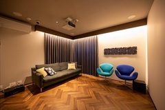 壁一面をスクリーンとして映し出すシアタールームの計画です。こだわりの音響と共に趣味の時間をお楽しみいただけます。