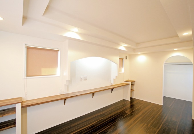 主寝室はアーチ型の下り壁のほか、折り上げ天井や造作の壁とカウンター、間接照明などで、よりリッチな空間に