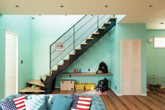 個性的なカラーと開放感に負けない意匠性の高いキッチンと階段を採用