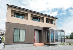 庭から富士山を仰ぐロケーション。2階の大きなインナーバルコニーが存在感を示す。屋根には10kWの太陽光発電パネルを搭載