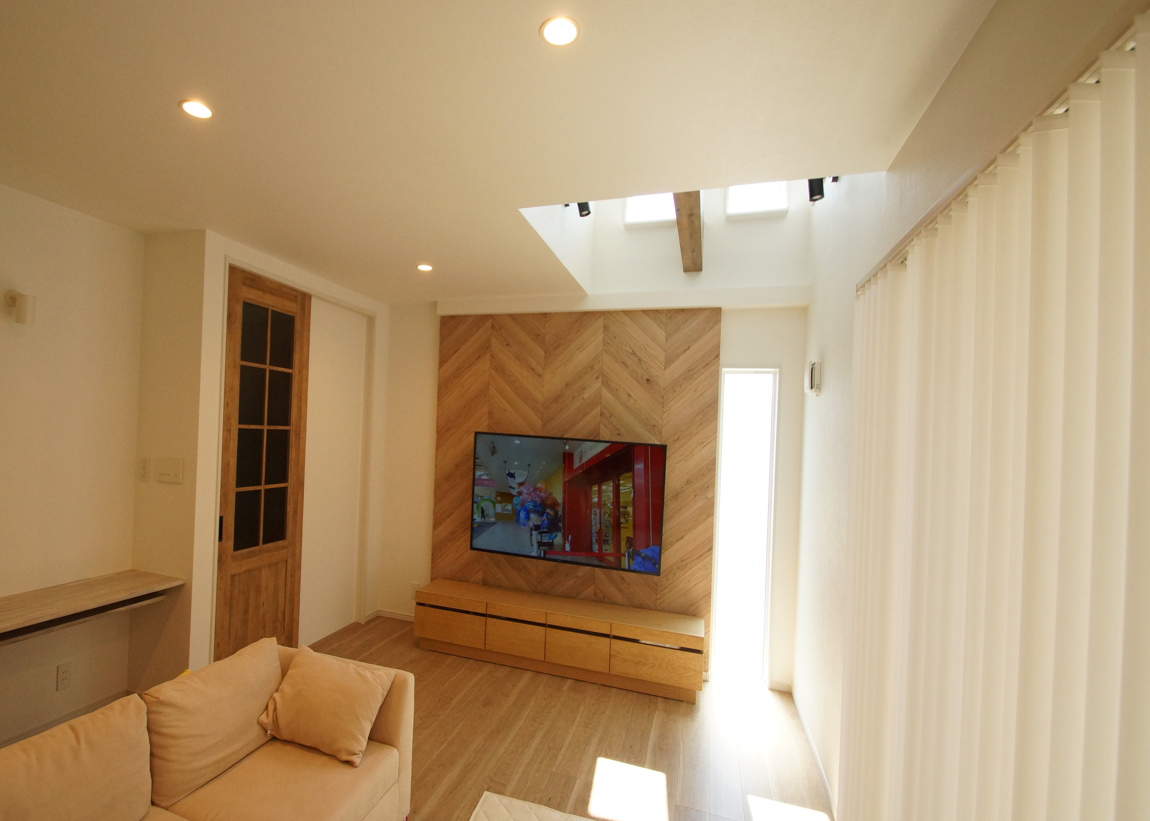 吉川住建【デザイン住宅、子育て、ペット】シンプルな中にも木の温かみを感じるLDK。吹抜けを採用したことで視線が天井高くまで招かれ、より開放的に感じられる