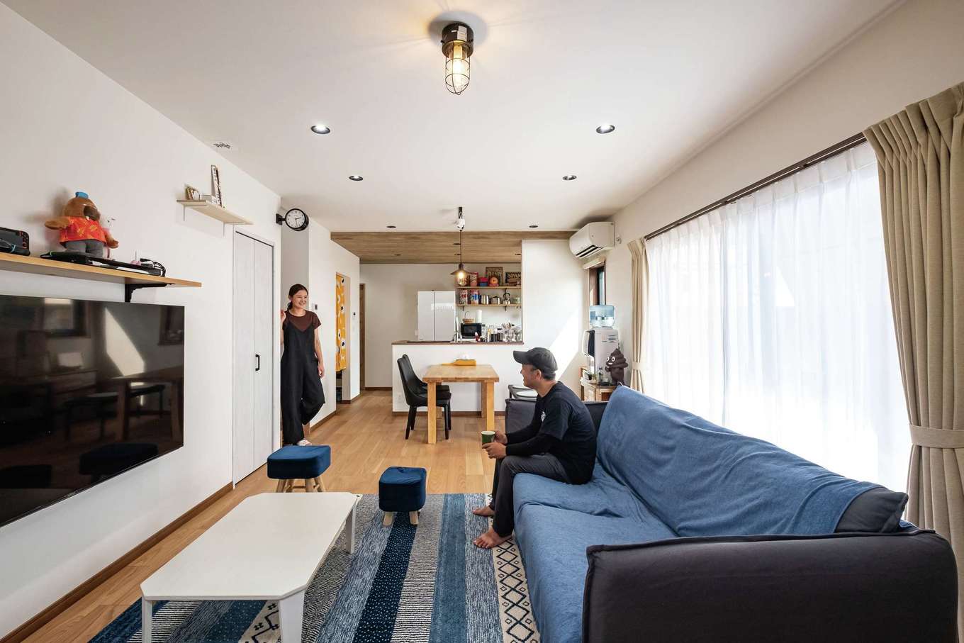 ぽっくハウス【リプルス】【デザイン住宅、収納力、趣味】土間からLDKを見通す。「複雑な間取りはムダも多いと思って」と希望したワンフロアの間取りにより、日々の暮らしもシンプルに。収納も適所に備えられている