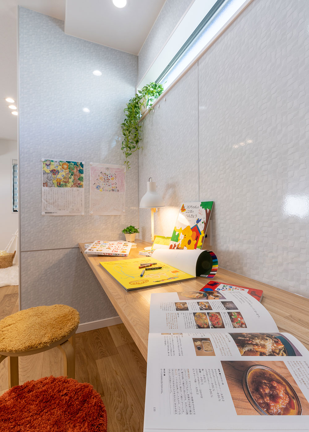 寺田工務店【収納力、狭小住宅、省エネ】リビング内に設けた、子どもたちのスタディーコーナー兼奥さまのワークスペース。マグネットボードを採用し、カレンダーやプリント類、子どもの作品なども飾れる自由な空間に