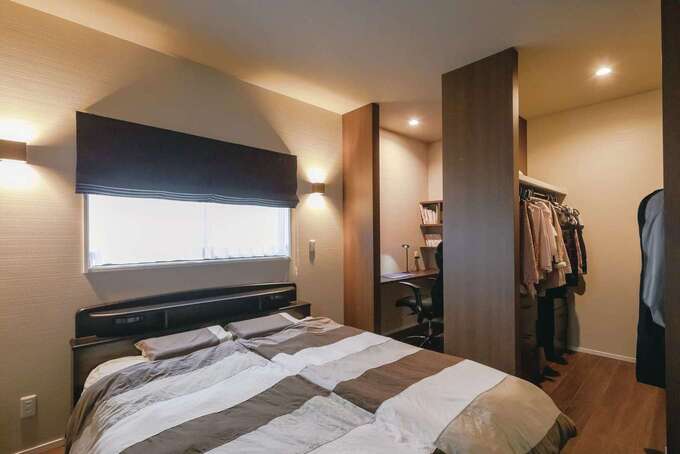 ジェントルな雰囲気に仕上げた主寝室。大容量のウォークインクローゼットとシックな書斎も完備