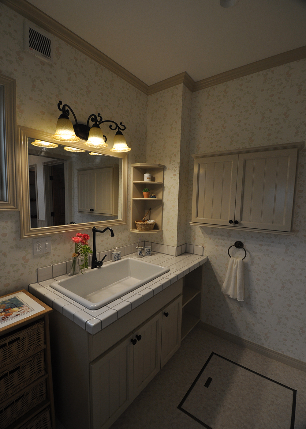 リンゾー【デザイン住宅、輸入住宅、インテリア】1階の洗面コーナー。女子率が高い家族構成を配慮して、複数人が同時に使えるワイドな鏡と深底シンク、豊富な収納スペースを確保した