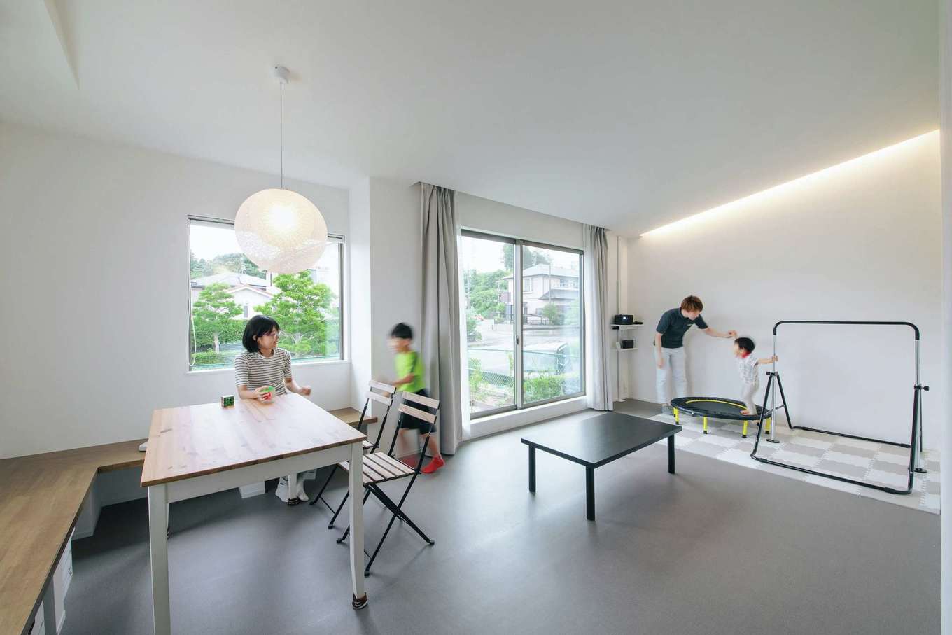 Yamaguchi Design 掛川店（アイフルホーム 掛川店）【デザイン住宅、間取り、平屋】グレージュを基調としたリビングダイニングは間接照明だけでシンプルに。床は店舗でよく用いられるSフロアで、お手入れも簡単。ゆるやかな勾配天井が、断熱・気密効果を損なわずに開放感を添える